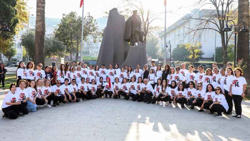 Cumhuriyetin 100’üncü yılında 100 kişi zeybek oynadı