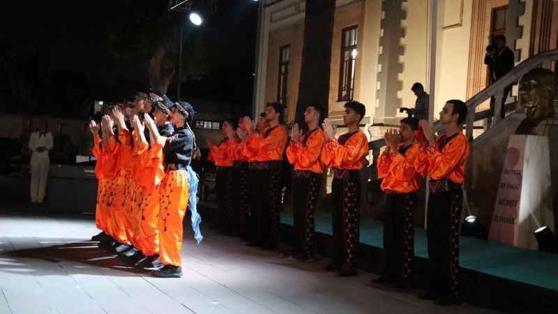 Adana’da “Atatürk ve Cumhuriyet” temalı defile