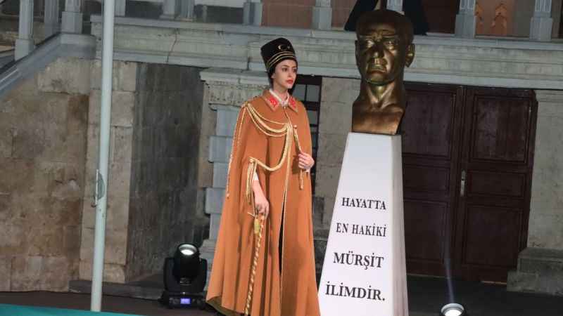 Adana’da “Atatürk ve Cumhuriyet” temalı defile