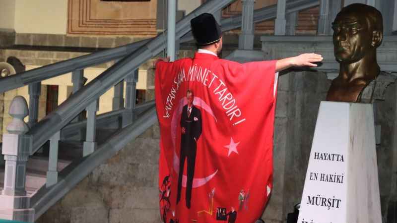 Adana’da “Atatürk ve Cumhuriyet” temalı defile