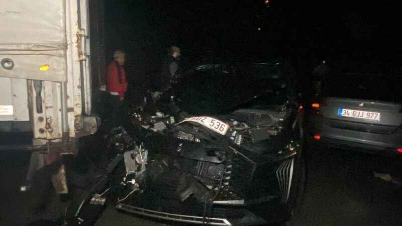 Kocaeli'de ortalık savaş alanına döndü: 26 araç kazaya karıştı, 13 kişi yaralandı