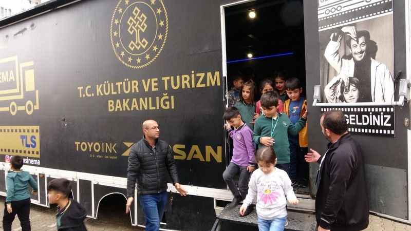 Gezen Sinema tırı Tatvanlı öğrencilerin yüzünü güldürdü