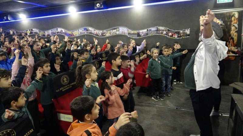 Gezen Sinema tırı Tatvanlı öğrencilerin yüzünü güldürdü