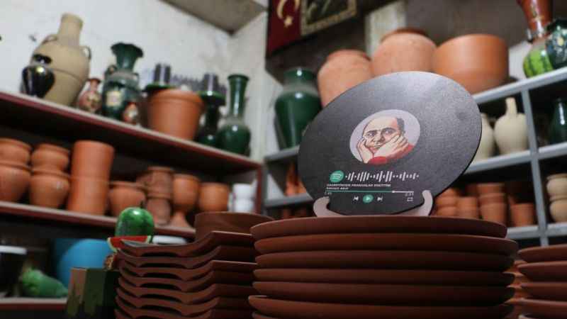 Diyarbakır'da dağ çamurundan çömlekler yapıyor