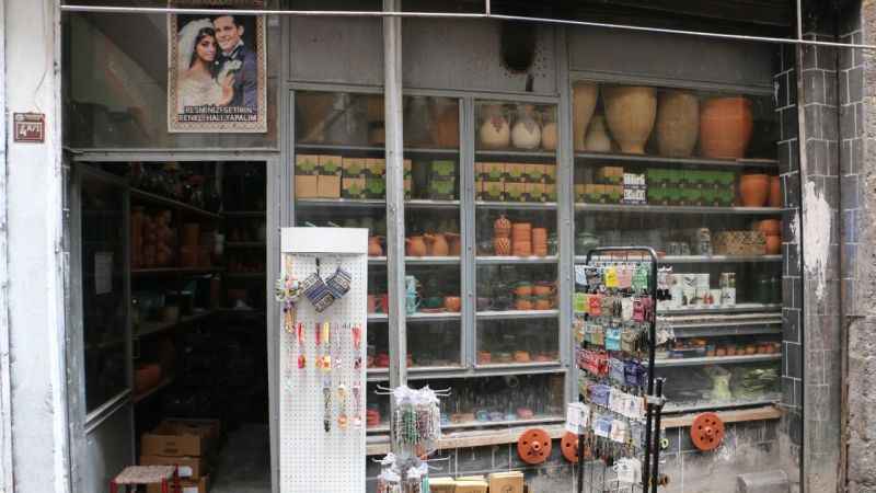 Diyarbakır'da dağ çamurundan çömlekler yapıyor