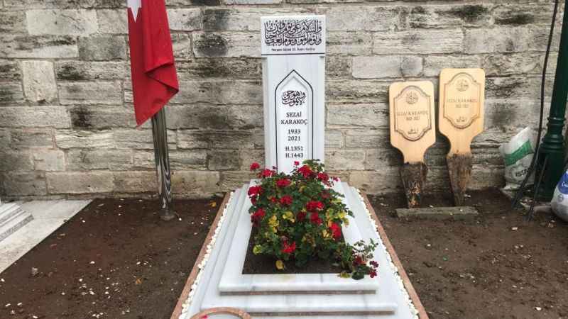 Sezai Karakoç’un kabrine mezar taşı yerleştirildi