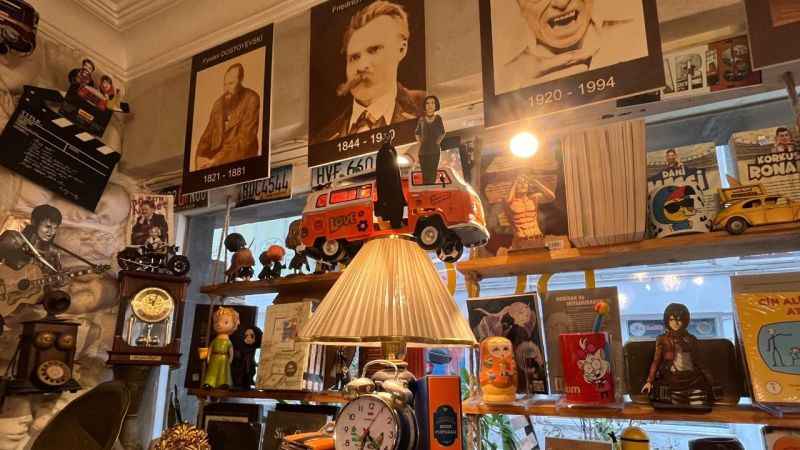 Kitapseverler için antika ile kitabı bir araya getirdi