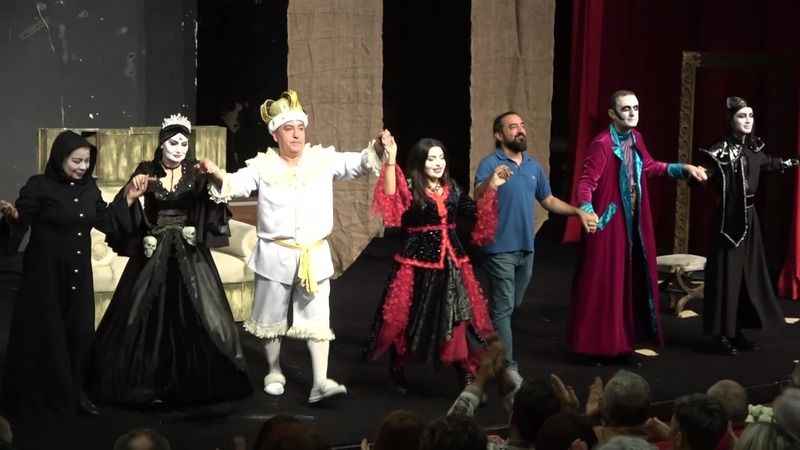 Azeri tiyatrocular ‘Kral Ölüyor’u Amasya’da sahneledi Azeri tiyatrocular ‘Kral Ölüyor’u Amasya’da sahneledi