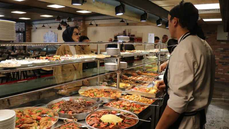 Yıllardır enflasyona direniyor: Öğrencilere çay fiyatına 3 kap yemek veriyor