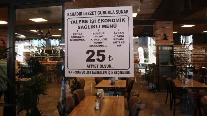 Yıllardır enflasyona direniyor: Öğrencilere çay fiyatına 3 kap yemek veriyor