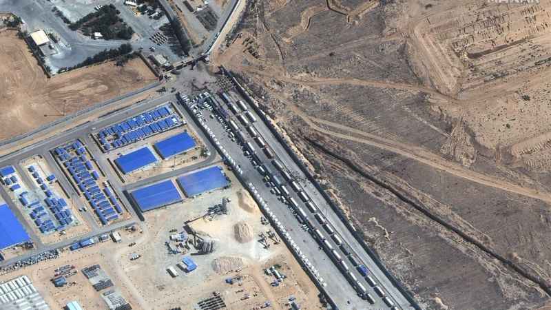 Geçiş izni bekleyen yardım konvoyu Refah Sınır Kapısı'nda bekliyor