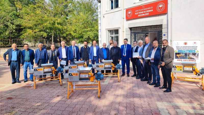 Gercüş’te 30 köye üzüm sıkma makinesi dağıtıldı