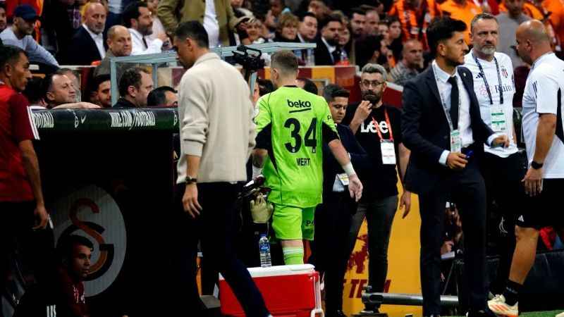 Mert Günok, kırmızı kart gördü