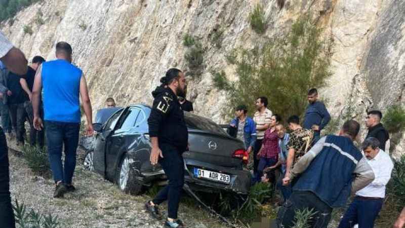Adana'da otomobil şarampole devrildi: 3 yaralı