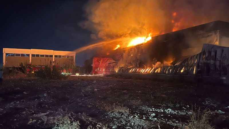 Manisa'da kauçuk paspas fabrikası alevlere teslim