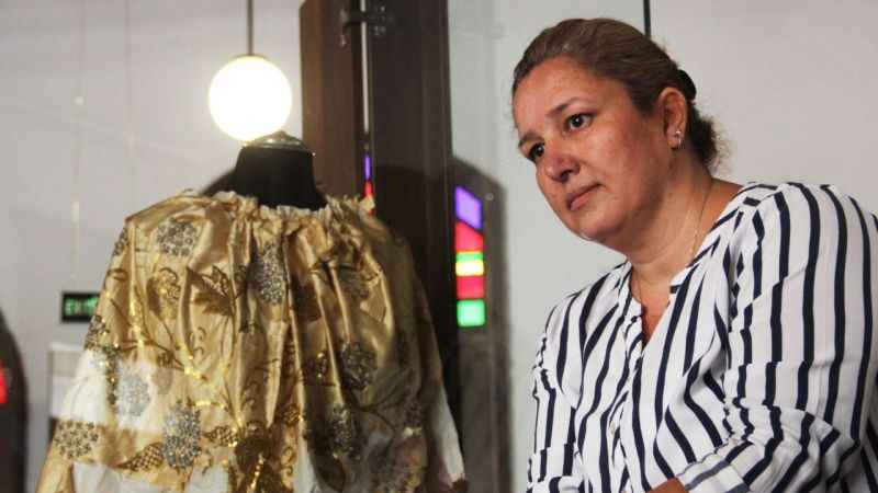 Tarihi binada 200 yıllık gelinlik sergileniyor