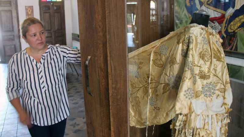 Tarihi binada 200 yıllık gelinlik sergileniyor