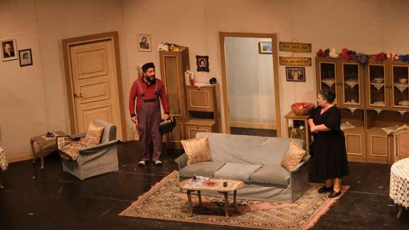 'Lütfen Kızımla Evlenir Misiniz?' oyunu Adana'da ayakta alkışlandı