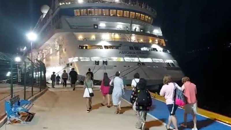 Rus turistleri taşıyan kruvaziyer gemi 765 yolcu ve 422 kişilik mürettebatıyla Amasra Limanı'na yanaştı