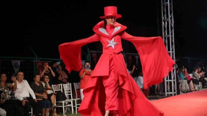 Mersin'de 'Kilikya'dan Cumhuriyet'e kıyafetler büyüledi