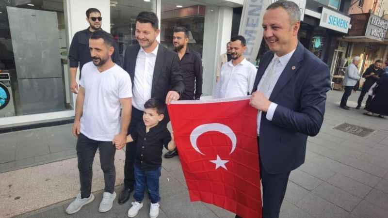 Zonguldak'ta 29 Ekim hazırlığı için 2 bin bayrak dağıtıldı