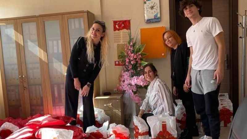 Kütahya'da 100 çocuğa mont ve bot dağıtıldı