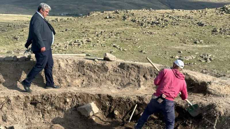 Körzüt Kalesi'nde Urartu dönemine ait yazıt ve tapınak keşfedildi