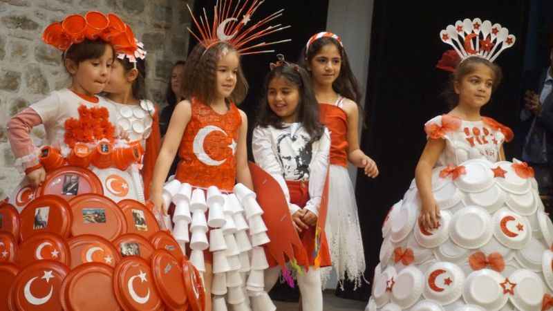 Geri dönüşüm kıyafetlerle Cumhuriyet defilesi