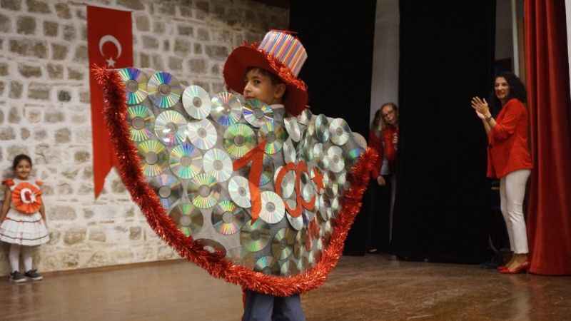 Geri dönüşüm kıyafetlerle Cumhuriyet defilesi