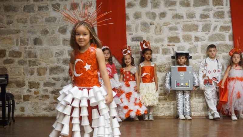 Geri dönüşüm kıyafetlerle Cumhuriyet defilesi