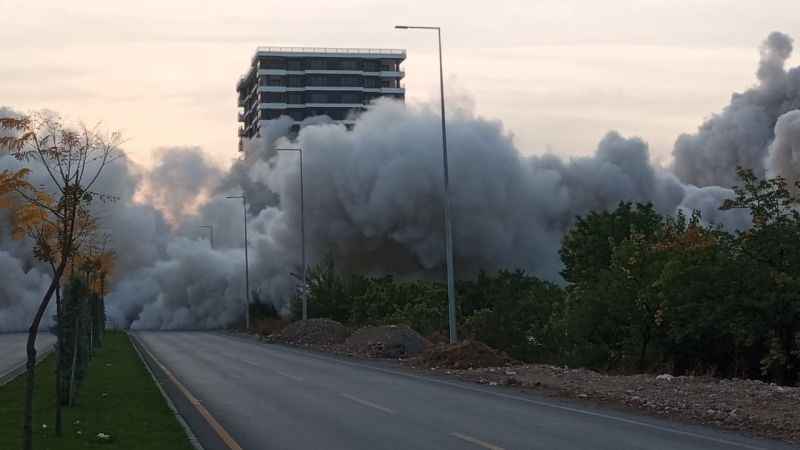 Malatya'da ağır hasarlı binaların patlayıcı ile yıkımları sürüyor