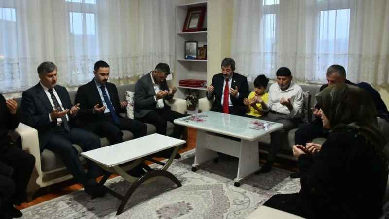 Samsun Valisi Orhan Tavlı, 2020'de şehit düşen Yüzbaşı Mahmut Top’un ailesini ziyaret etti