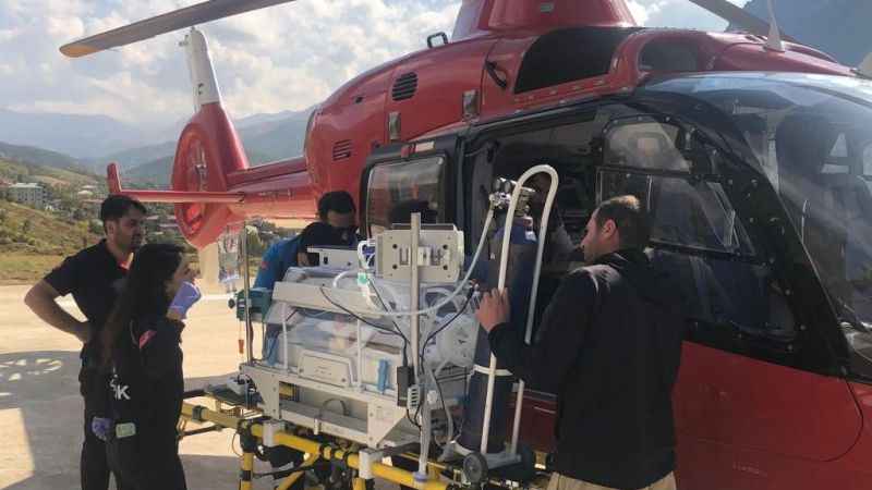 Soğuk hava nedeniyle rahatsızlanan bebek helikopterle taşındı