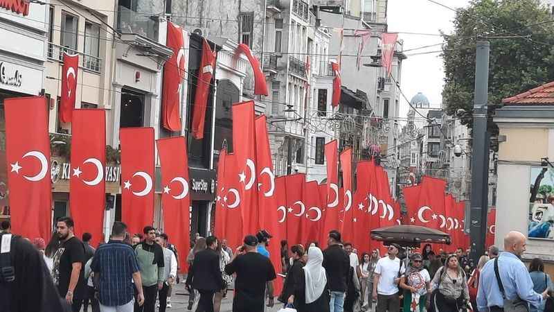 100’üncü yıl için İstiklal Caddesi özel Türk Bayraklarıyla donatıldı