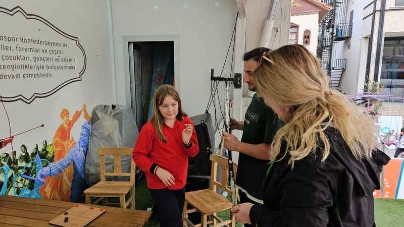 Etnospor tırı Sındırgı'da çocukları eğlendirdi