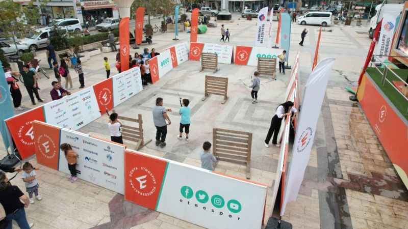 Etnospor tırı Sındırgı'da çocukları eğlendirdi