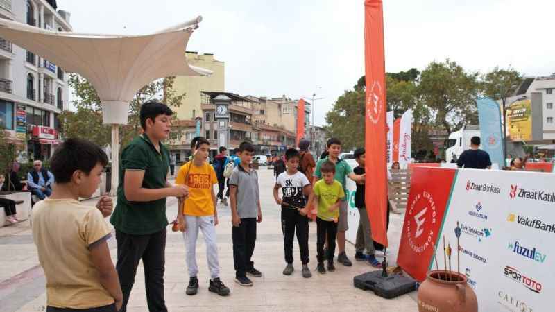 Etnospor tırı Sındırgı'da çocukları eğlendirdi