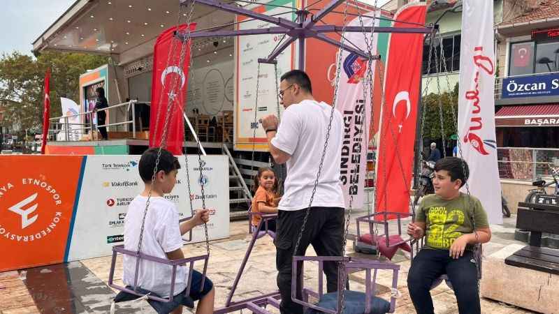 Etnospor tırı Sındırgı'da çocukları eğlendirdi