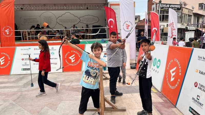 Etnospor tırı Sındırgı'da çocukları eğlendirdi