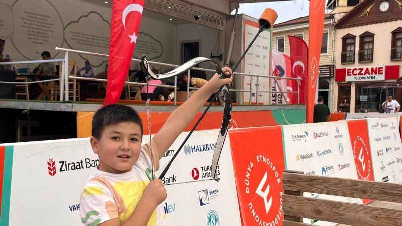 Etnospor tırı Sındırgı'da çocukları eğlendirdi