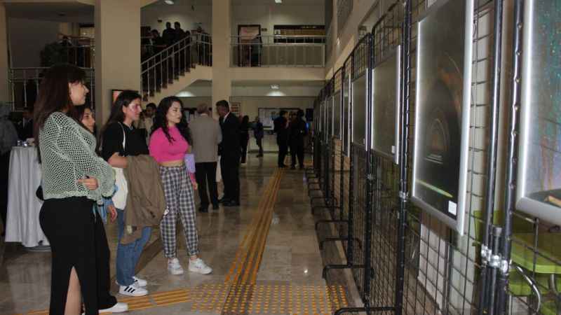 Dijitalleşme ve gelenek bir araya geldi: Kayseri temalı ebru süslü tablolar