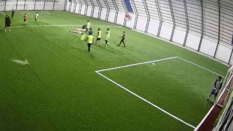 Halı sahaya maç sırasında mermi isabet etti