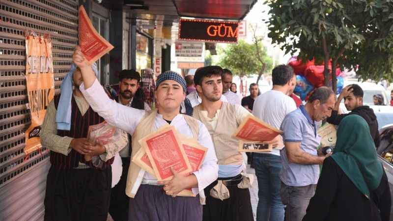 Osmaniye'de dönem kıyafetleriyle "Cumhuriyet Mecmuası" dağıtıldı