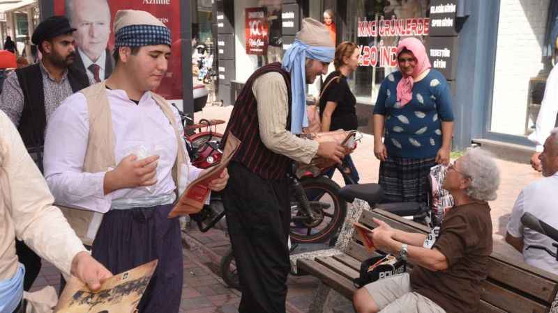Osmaniye'de dönem kıyafetleriyle "Cumhuriyet Mecmuası" dağıtıldı
