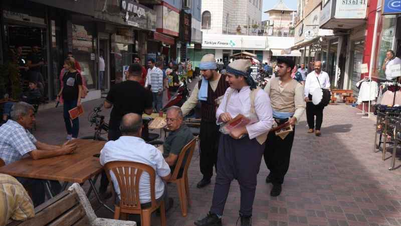 Osmaniye'de dönem kıyafetleriyle "Cumhuriyet Mecmuası" dağıtıldı