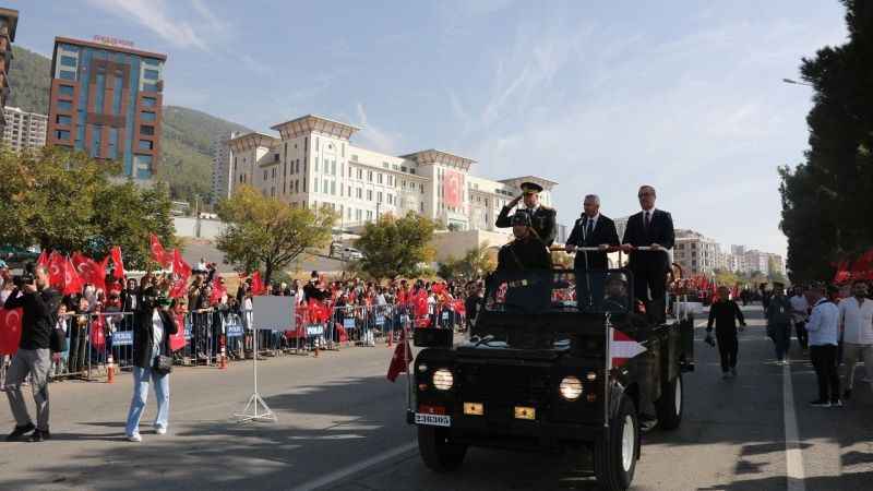 Depremin merkez üssünde Cumhuriyet'in 100. yılı coşkuyla kutlandı