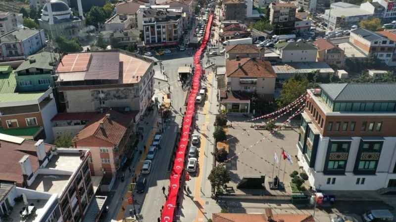 400 metrelik Türk bayrağı ile 100. Yıl yürüyüşü