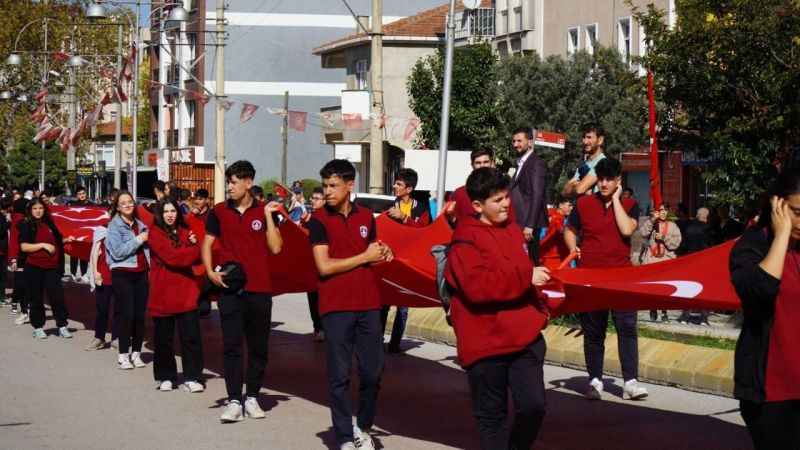 400 metrelik Türk bayrağı ile 100. Yıl yürüyüşü