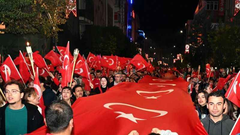 100. Yılda binlerce kişinin fener alayı coşkusu
