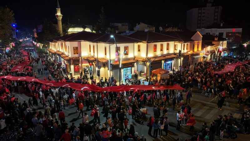 100. Yılda binlerce kişinin fener alayı coşkusu